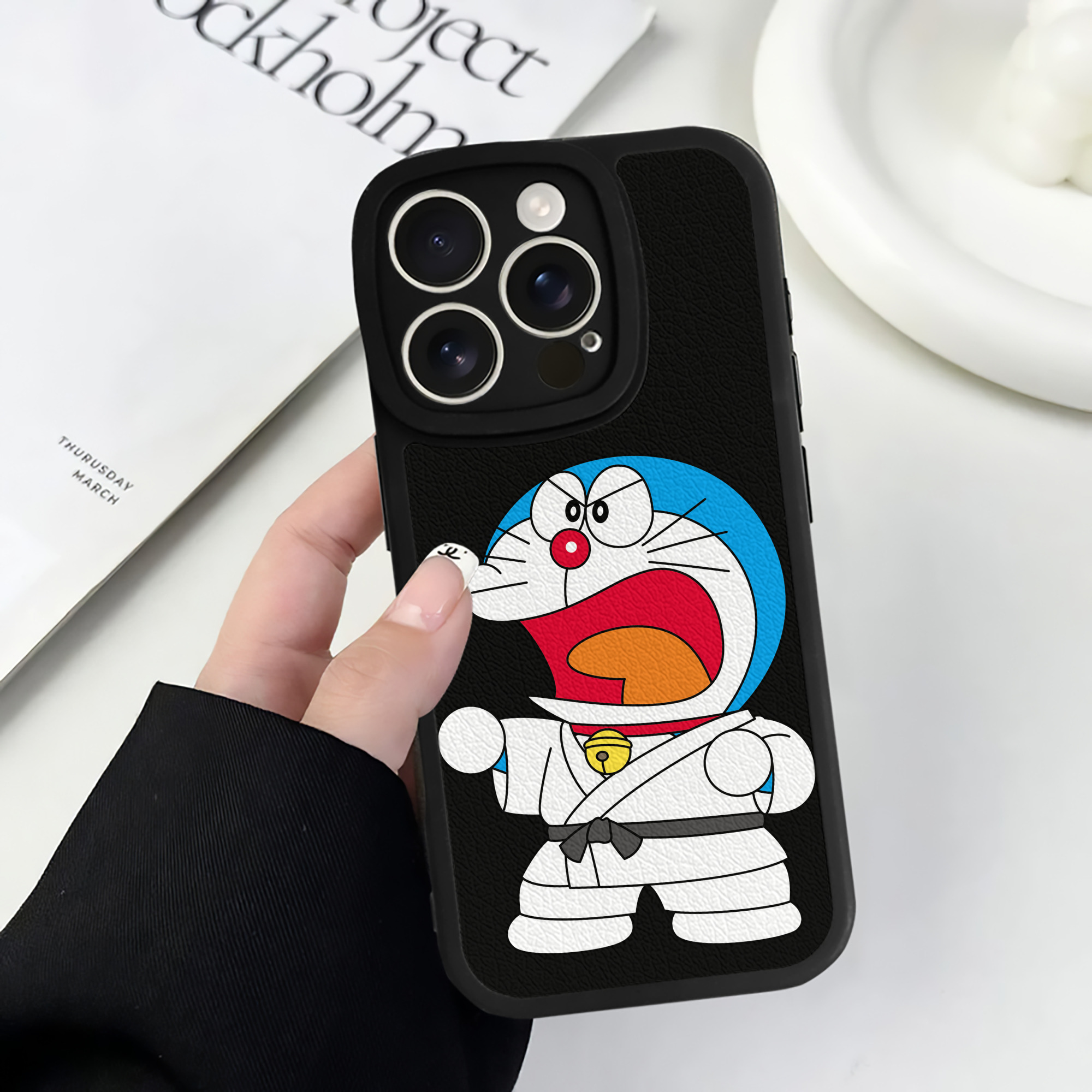 （画像用） ドラえもん Doraemon 【iPhone 16シリーズ対応】シリコンスマホケース（レザー調） 材質：シリコン